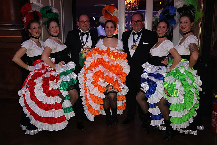 Stadtrat Manuel Pretzl und Wirtschaftsreferent Clemens Baumgärtner mit den Western Girls beim Narrhalla Ball am 08.02.2025 im Deutschen Theater (©Foto: Martin Schmitz)